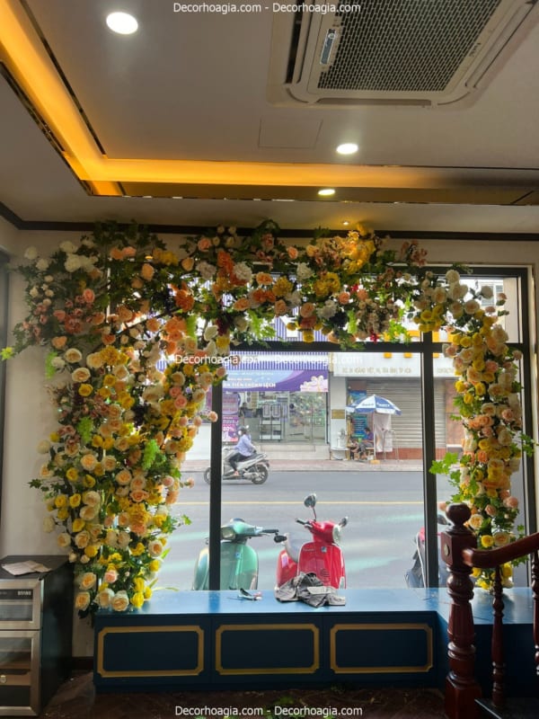 hoa hồng leo giả trang trí quán
