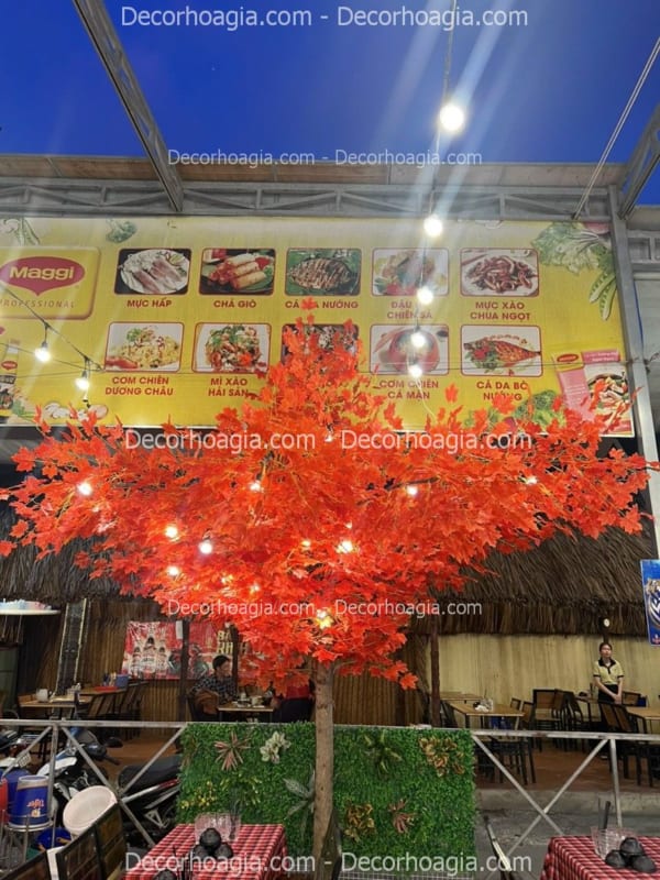 cây lá đỏ giả trang trí nhà hàng