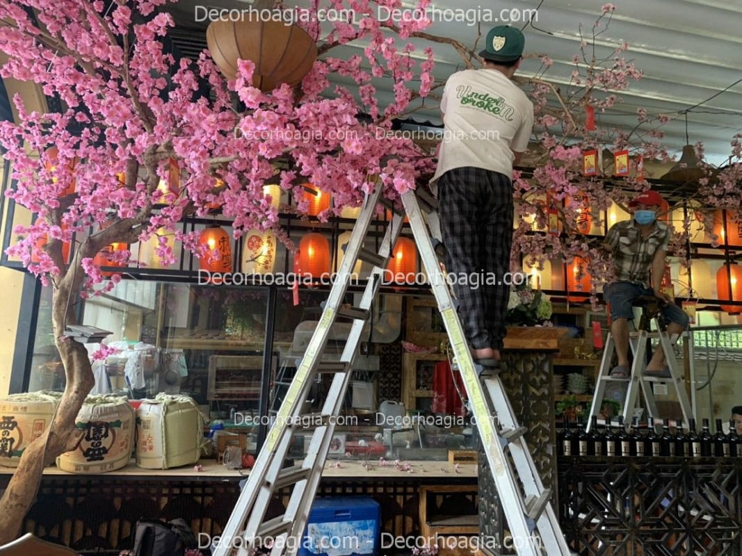 Cây hoa anh đào giả trang trí quầy bar