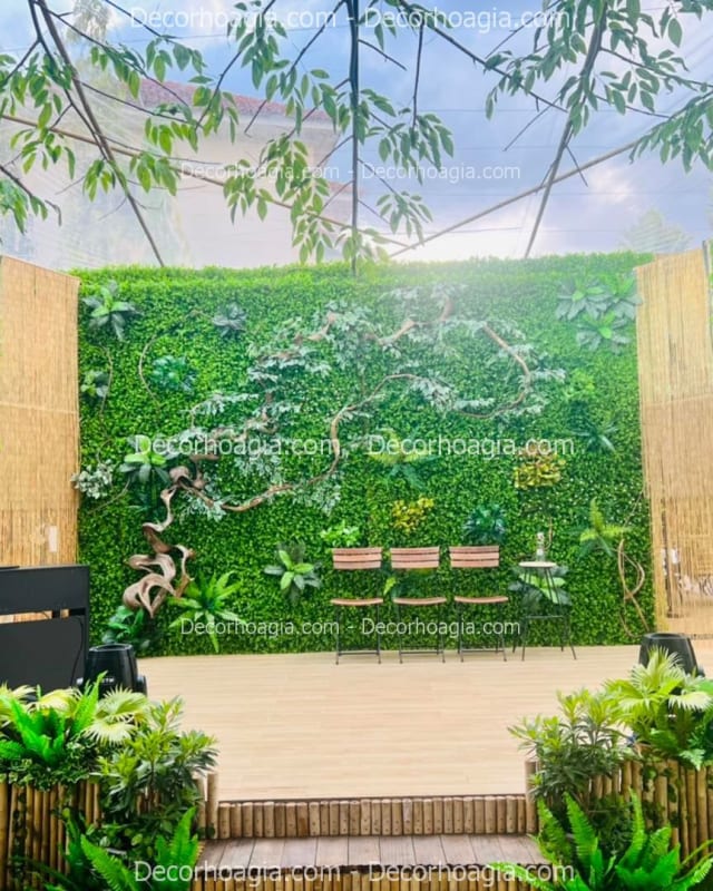 Tường cây giả tại Cầu Giấy